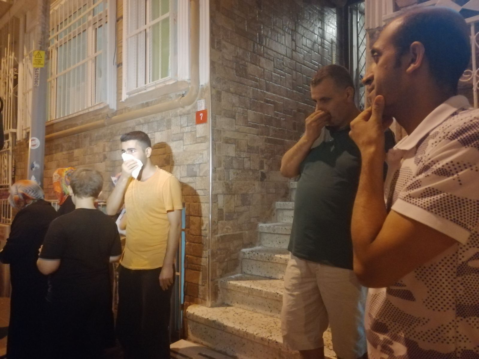 Ceset çıkan binada vatandaşların koku çilesi sürüyor